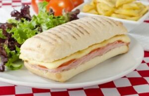 Sándwich de jamón y queso gratinado