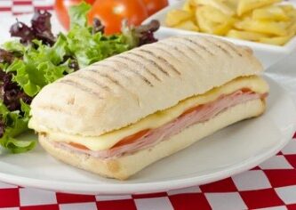 Sándwich de jamón y queso gratinado