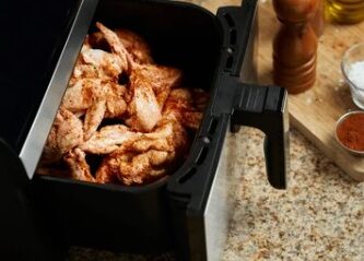 alitas de pollo en una freidora de aire
