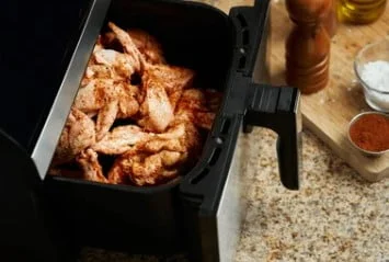 alitas de pollo en una freidora de aire