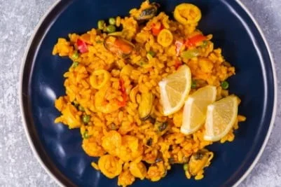arroz con calamares y gambas