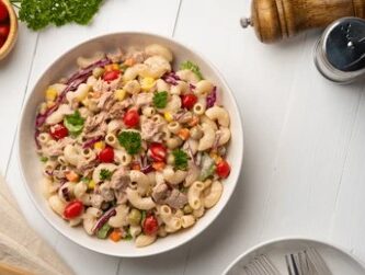 ensalada de coditos con atún