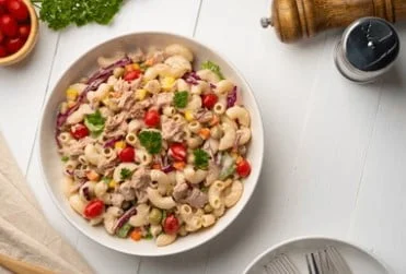 ensalada de coditos con atún