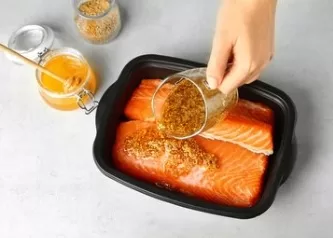 Salmón al horno con miel y mostaza
